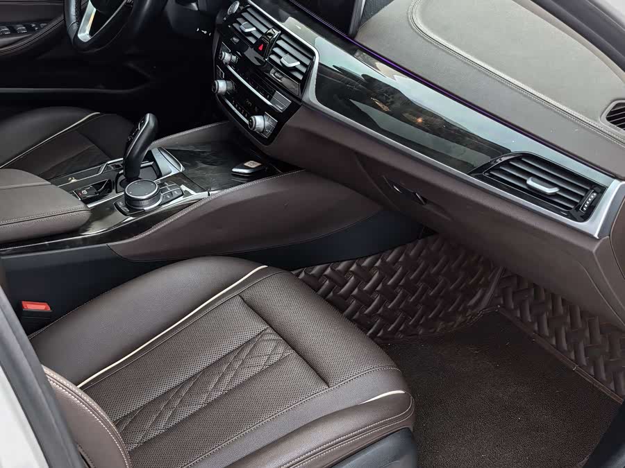 BMW 5 Series 2021 — фото 18