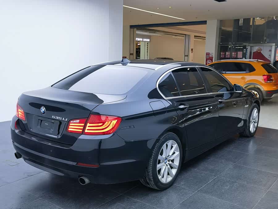 BMW 5 Series 2011 — фото 10