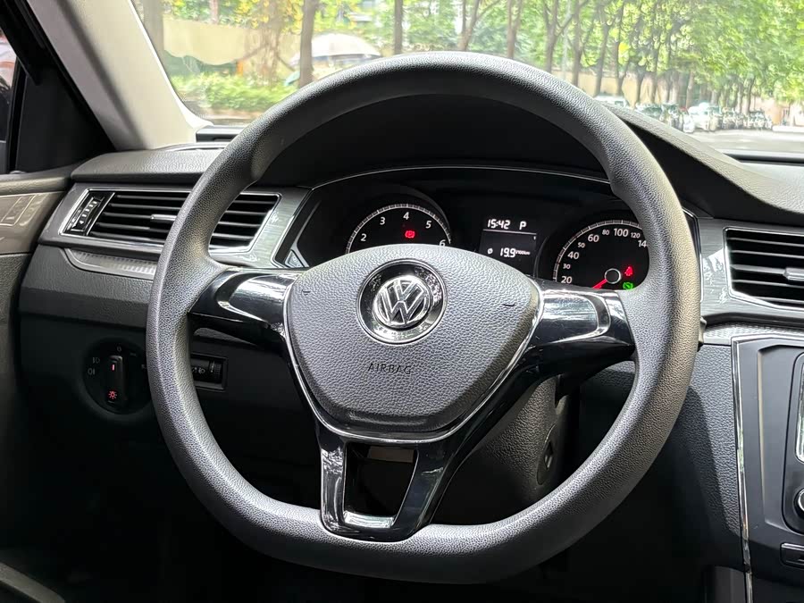 Volkswagen Passat 2017 — фото 11