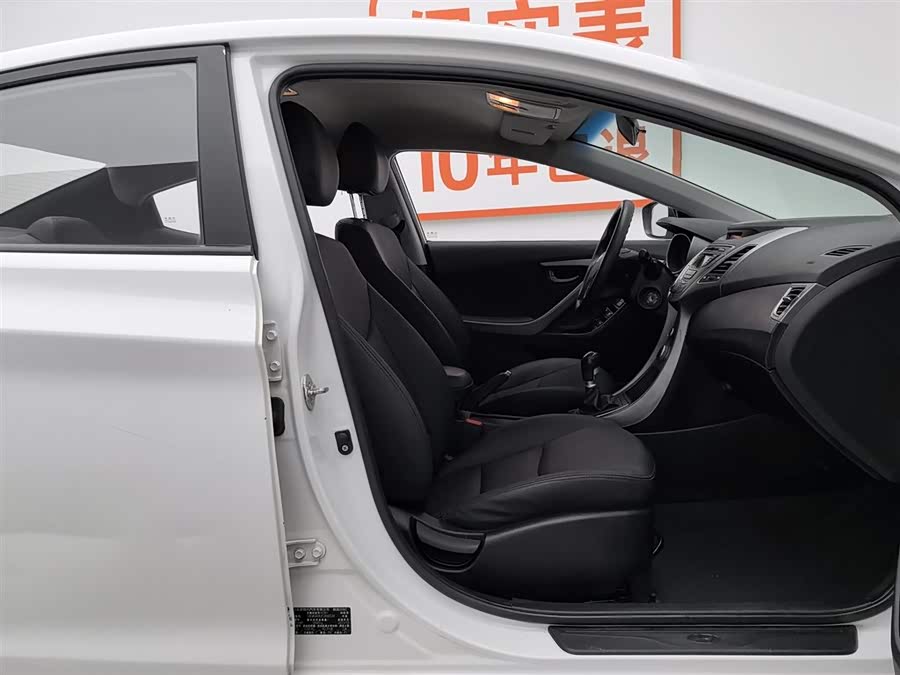 Hyundai Elantra 2015 — фото 23