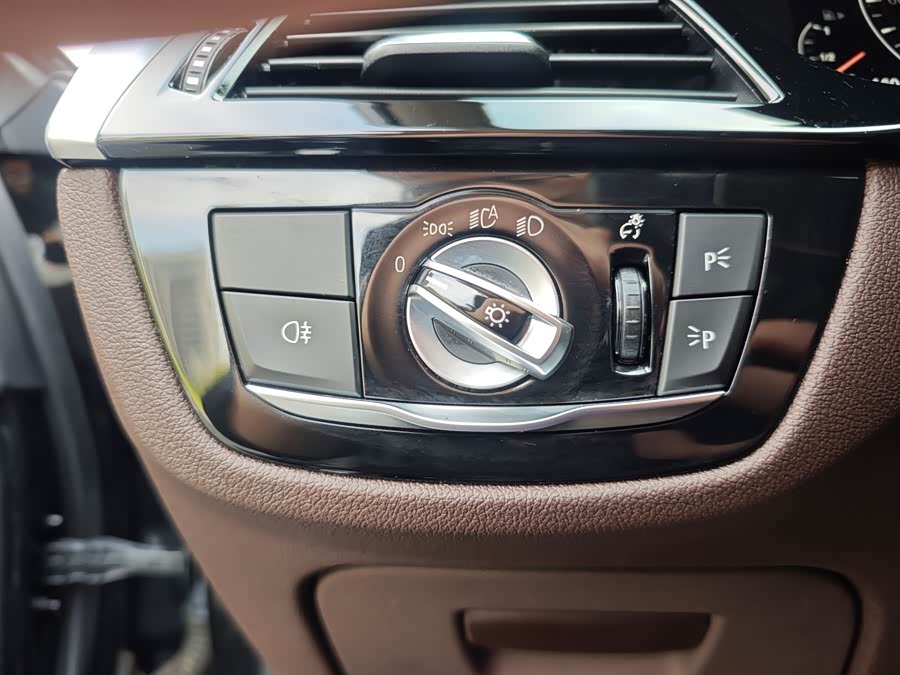BMW 5 Series 2019 — фото 13
