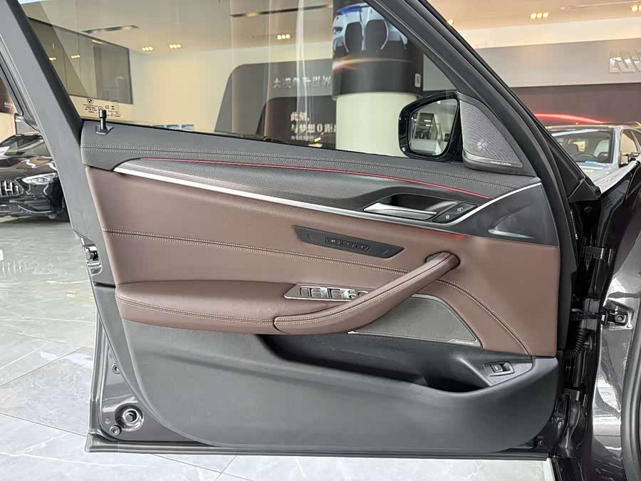 BMW 5 Series 2022 — фото 14