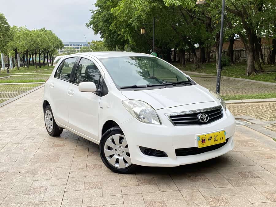 Toyota Yaris L 2011