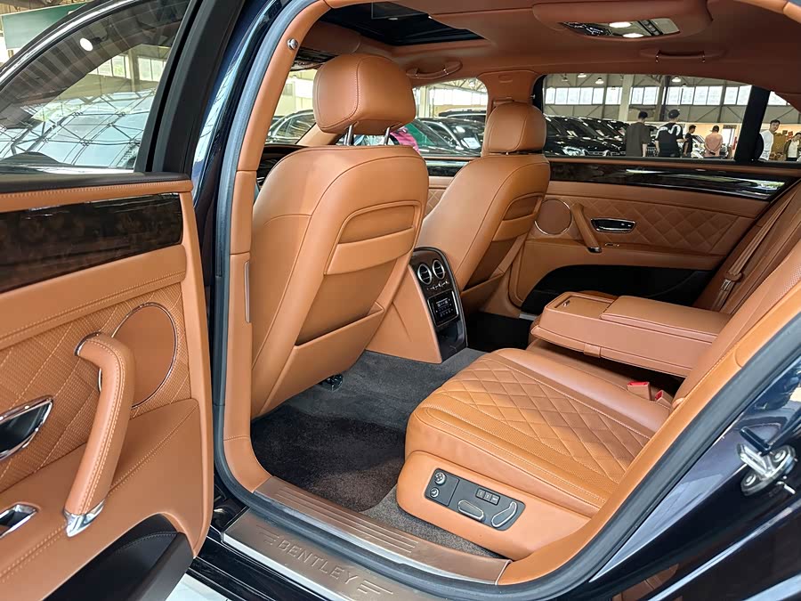 Bentley Flying Spur 2017 — фото 14