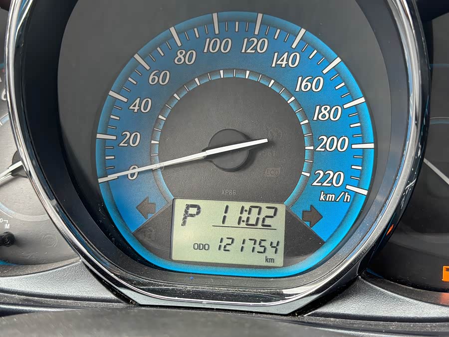 Toyota Yaris L 2015 — фото 9