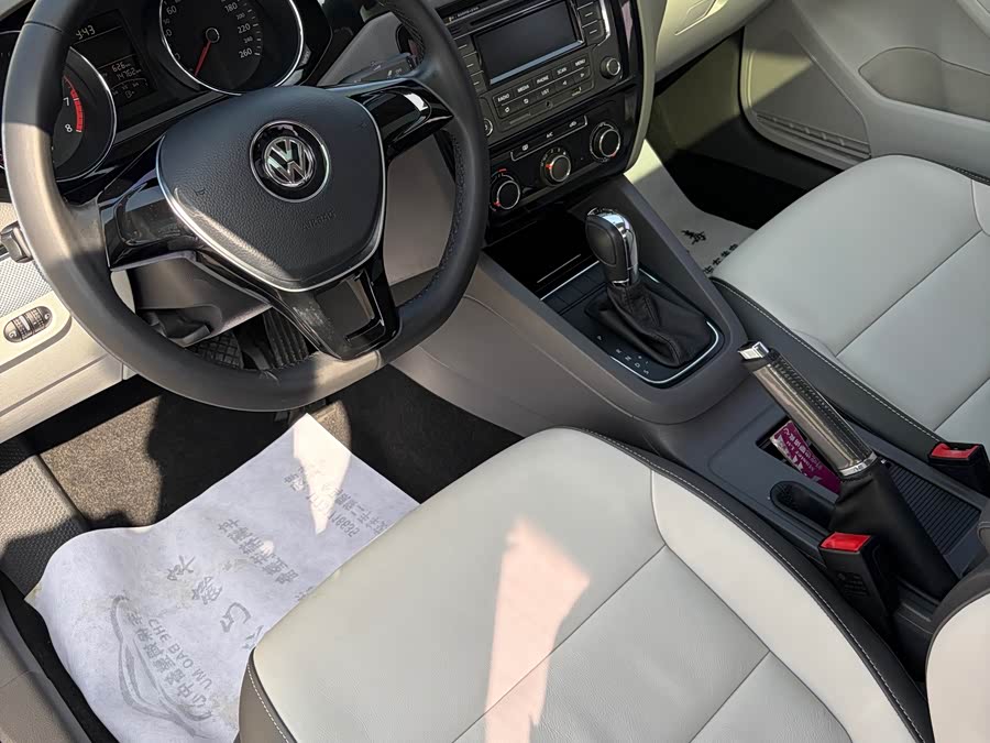 Volkswagen Sagitar 2015