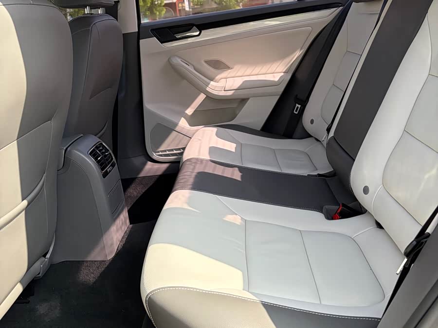Volkswagen Sagitar 2015