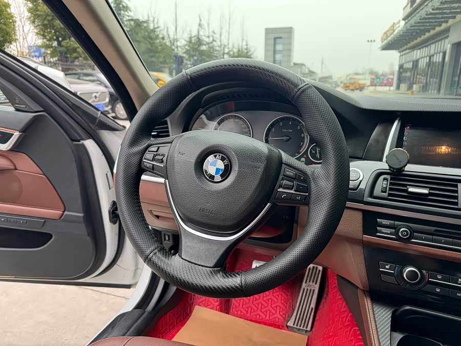 BMW 5 Series 2017 — фото 11