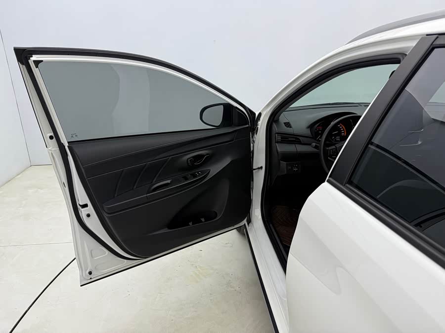 Toyota Yaris L 2022 — фото 21