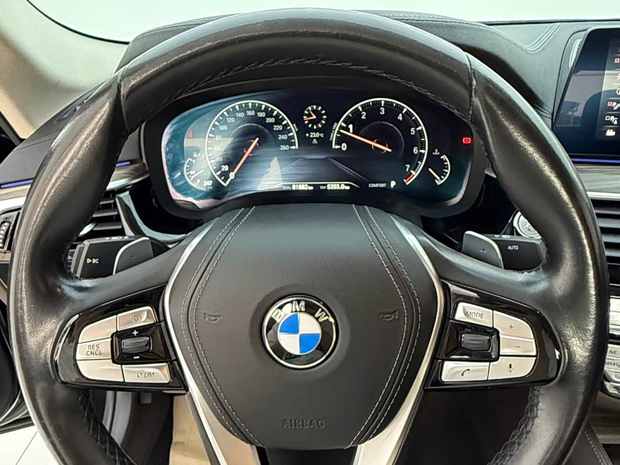 BMW 5 Series 2019 — фото 13