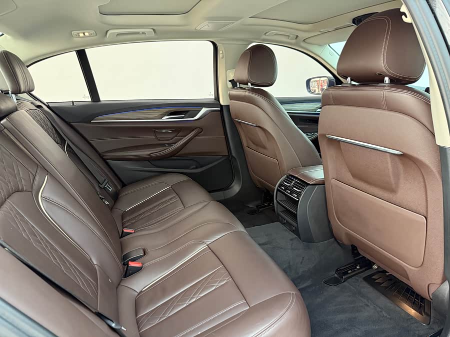 BMW 5 Series 2019 — фото 14