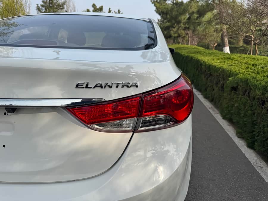 Hyundai Elantra 2015 — фото 10