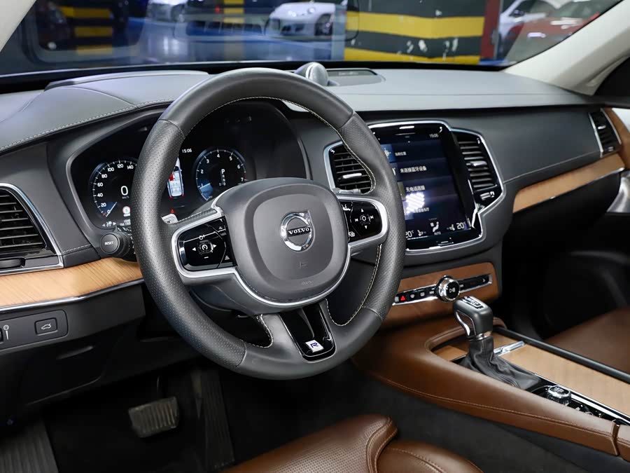Volvo XC90 2018 — фото 14