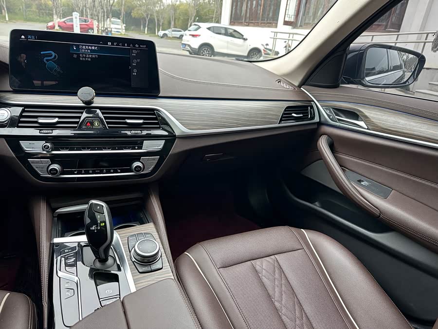BMW 5 Series New Energy 2022 — фото 15
