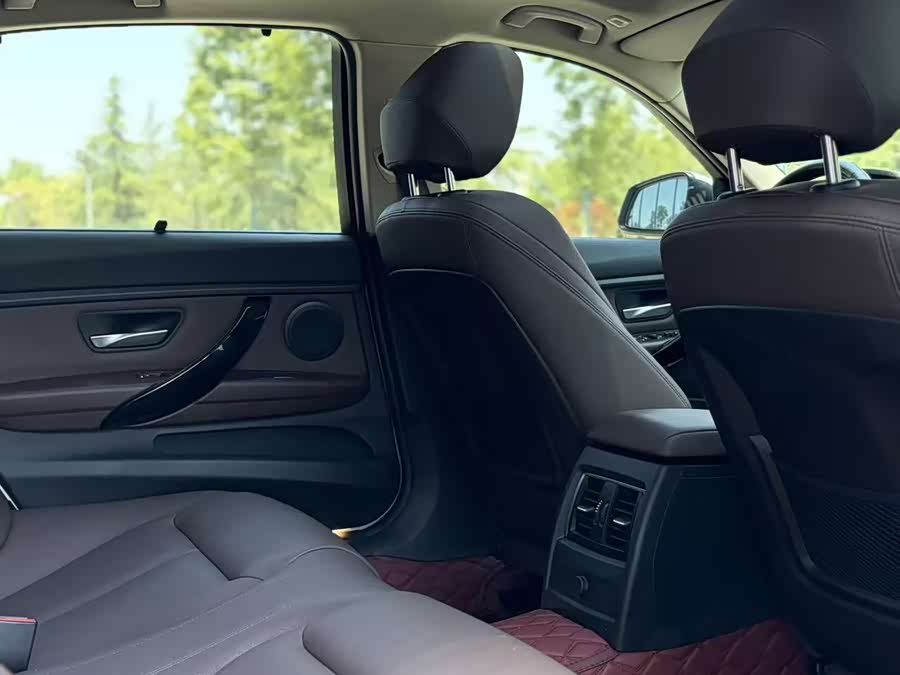BMW 3 Series 2019 — фото 18