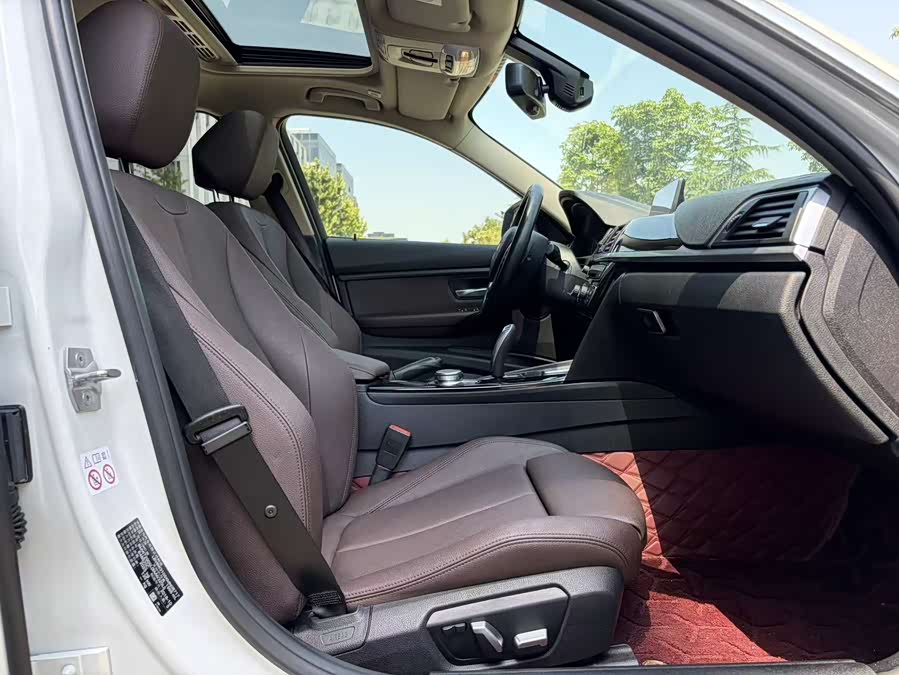 BMW 3 Series 2019 — фото 19