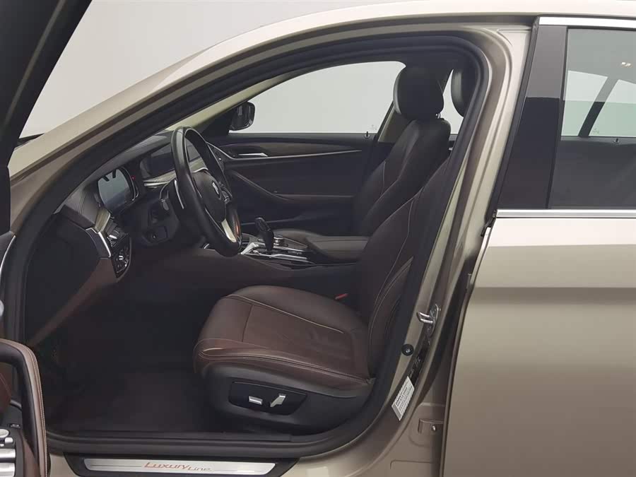 BMW 5 Series 2018 — фото 10