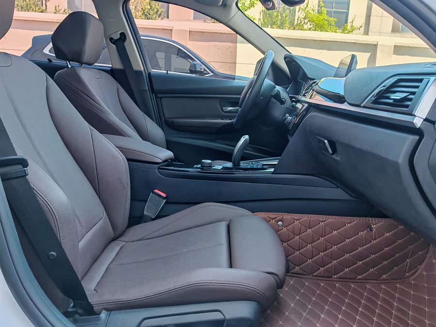BMW 3 Series 2018 — фото 15