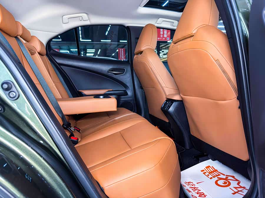 Lexus UX 2020 — фото 16