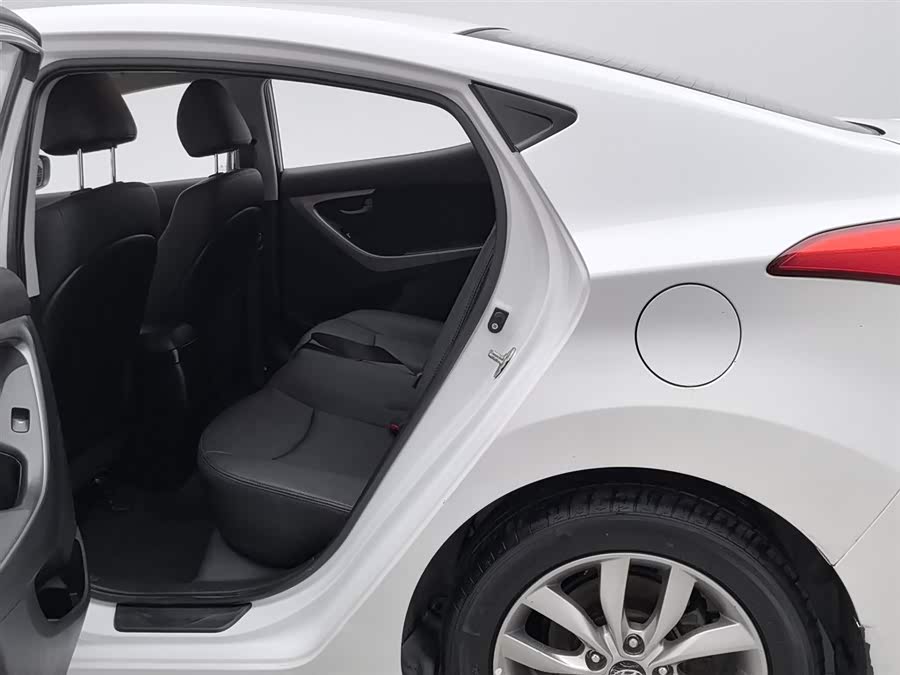 Hyundai Elantra 2015 — фото 15