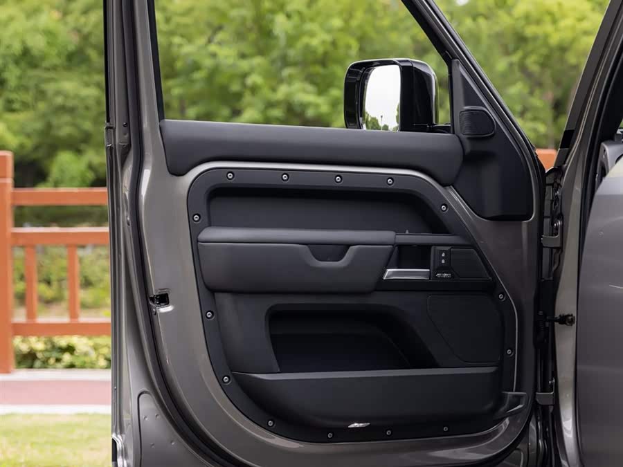 Land Rover Defender 2024 — фото 15