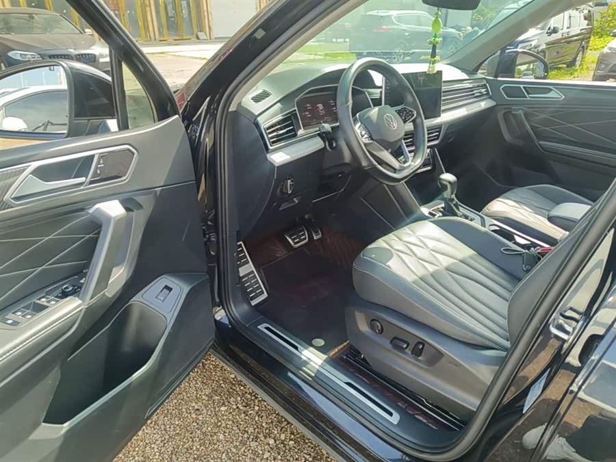 Volkswagen Tiguan L 2023 — фото 16
