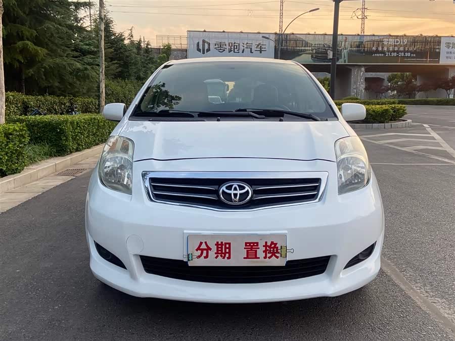 Toyota Yaris L 2011
