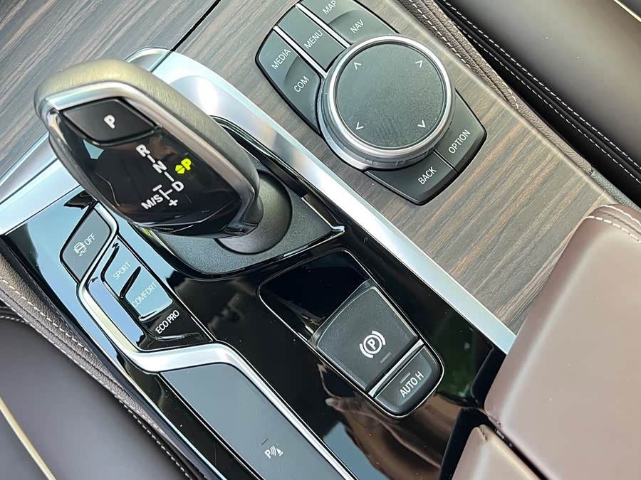 BMW 5 Series 2019 — фото 15