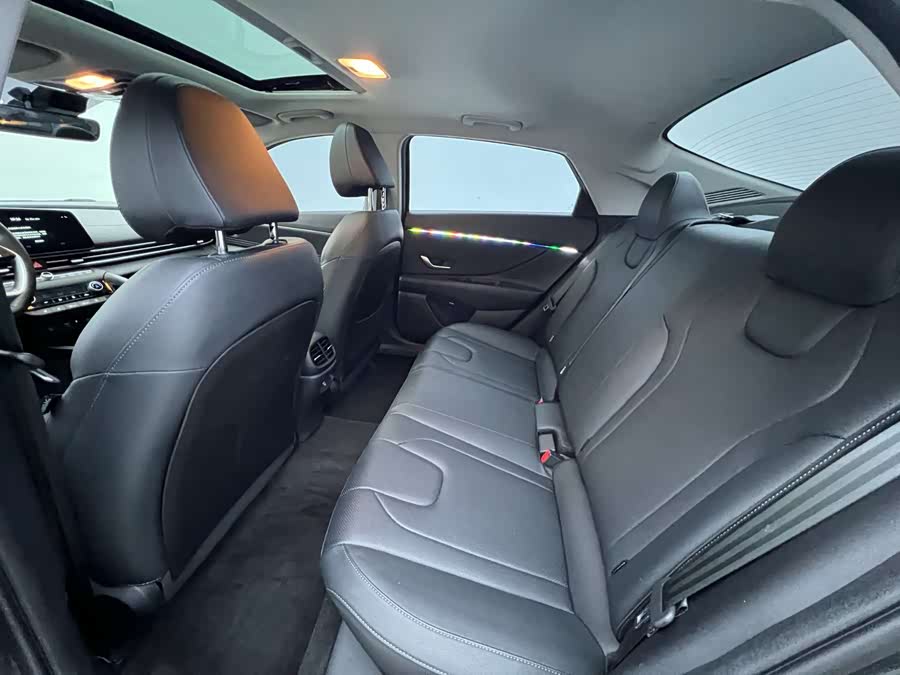 Hyundai Elantra 2023 — фото 17