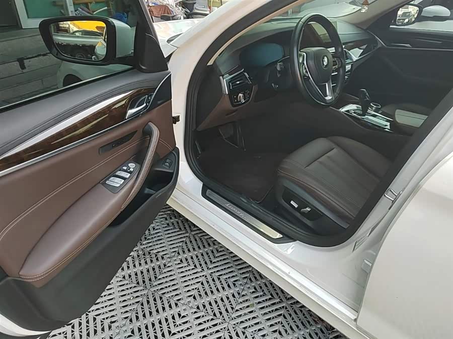 BMW 5 Series 2019 — фото 16