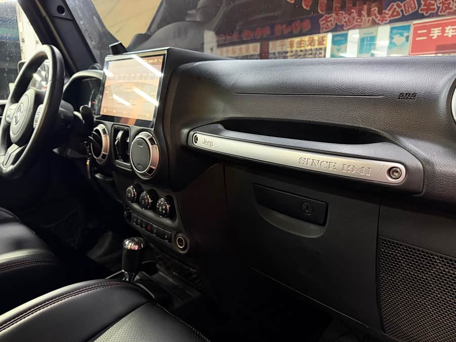 Jeep Wrangler 2012 — фото 12