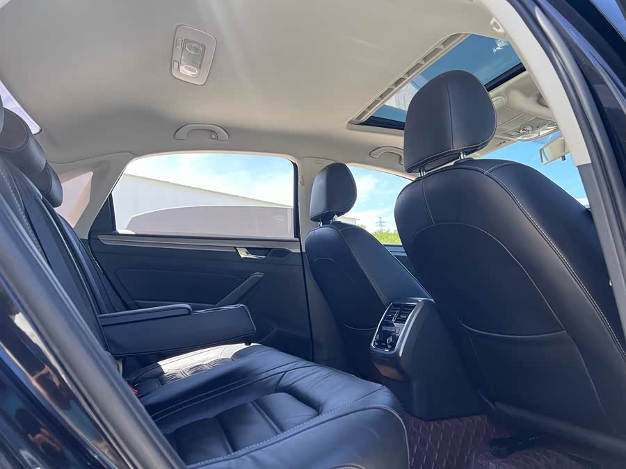 Volkswagen Passat 2017 — фото 13