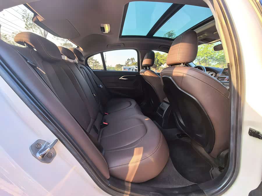 BMW 1 Series 2019 — фото 11