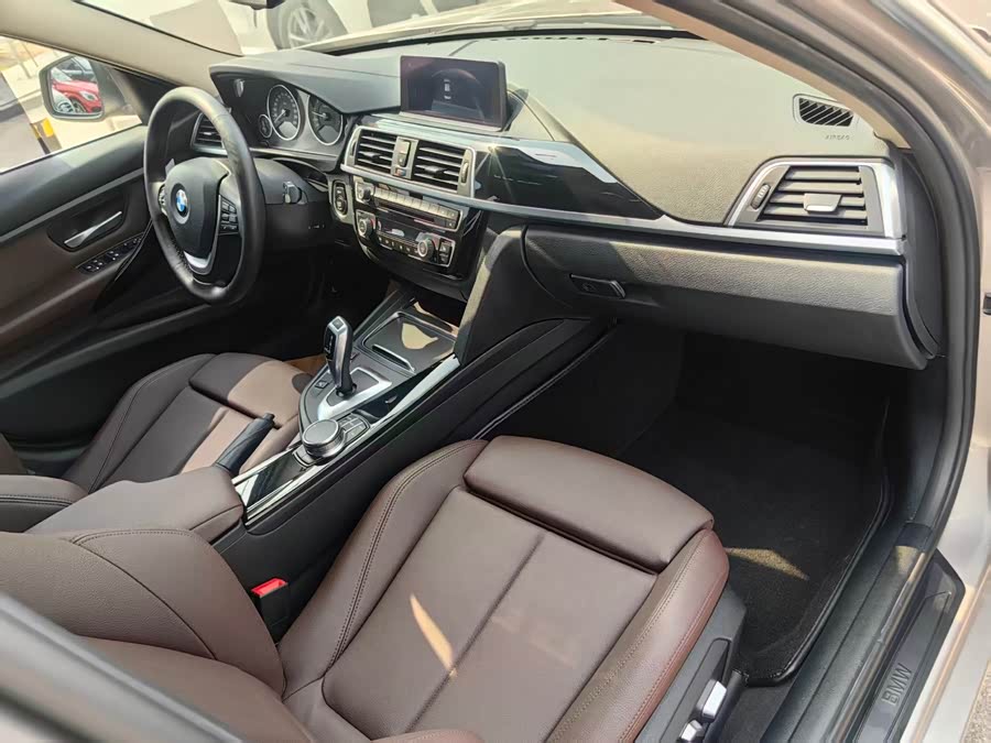 BMW 3 Series 2019 — фото 10