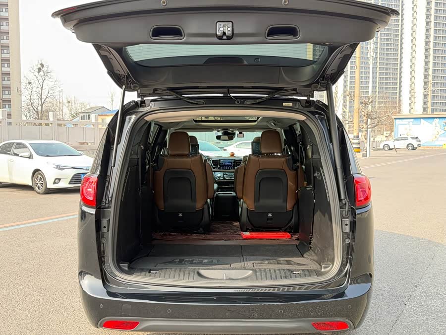 Chrysler Grand Voyager 2017 — фото 13