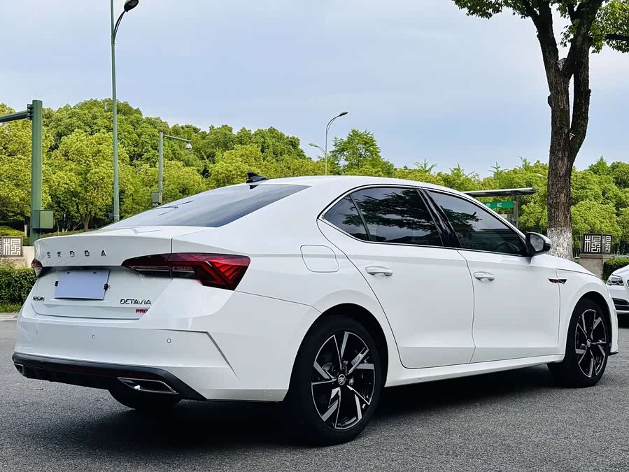 Skoda Octavia 2023 — фото 12