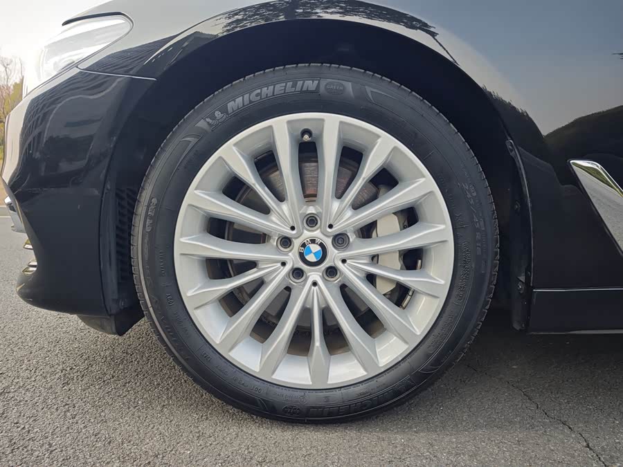 BMW 5 Series 2018 — фото 21