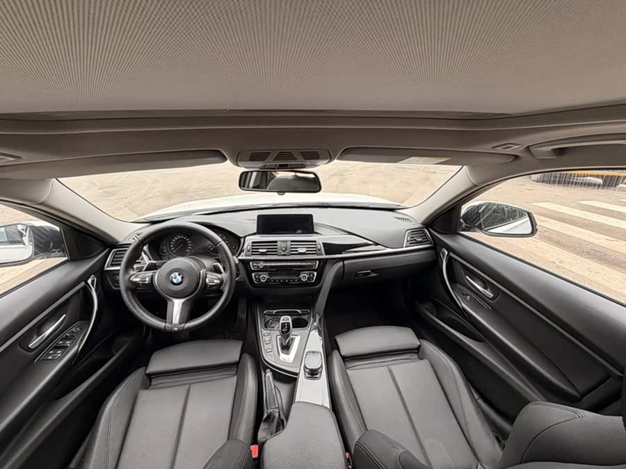 BMW 3 Series 2018 — фото 12