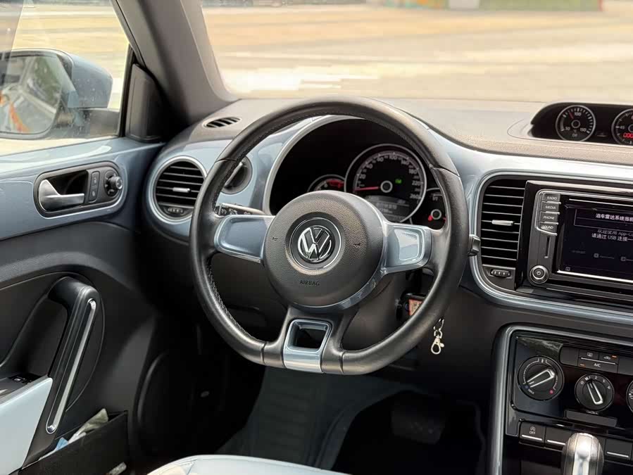 Volkswagen Beetle 2018 — фото 10