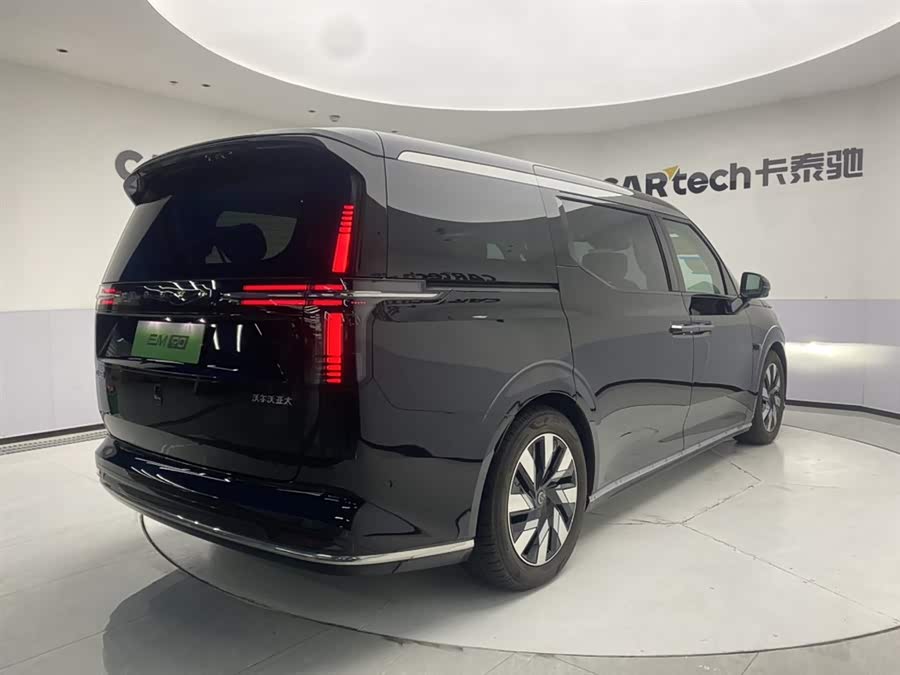 Volvo EM90 2025