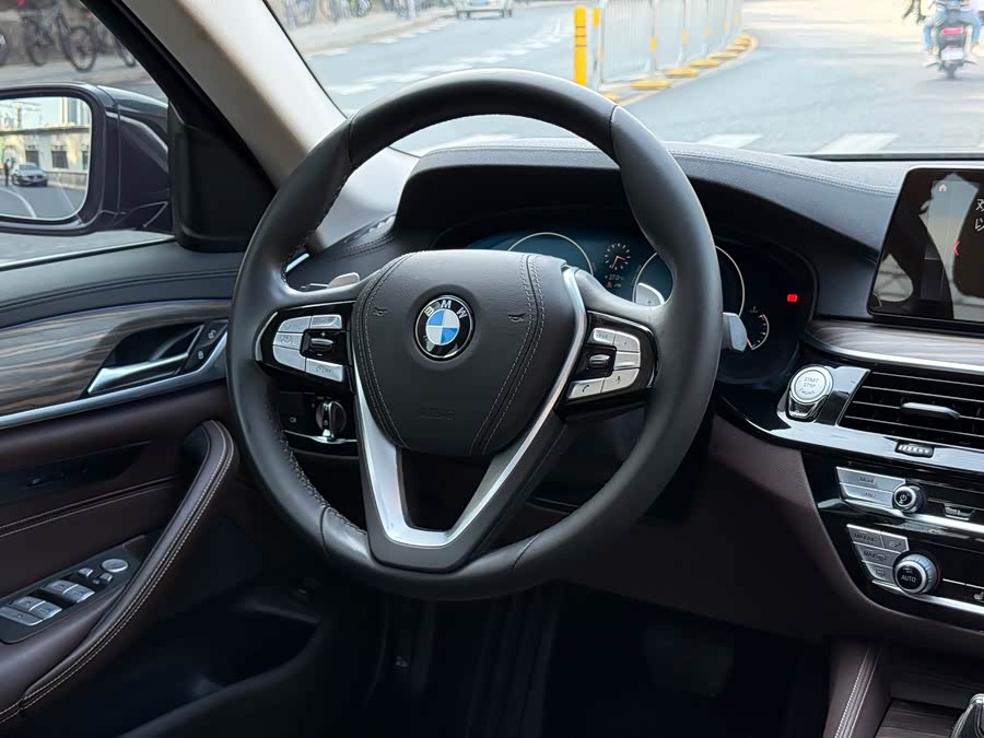 BMW 5 Series 2019 — фото 14