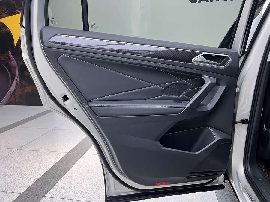 Volkswagen Tiguan L 2023 — фото 18