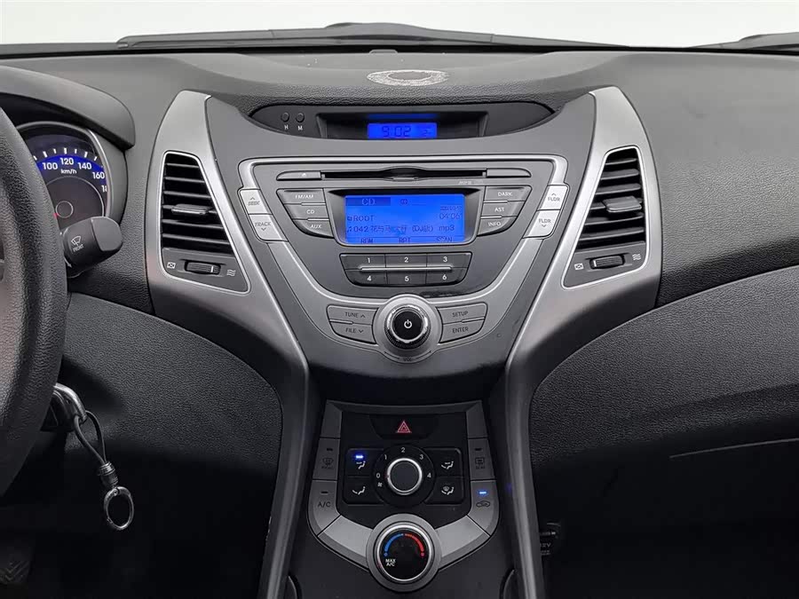 Hyundai Elantra 2015 — фото 12