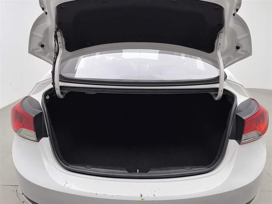 Hyundai Elantra 2015 — фото 16