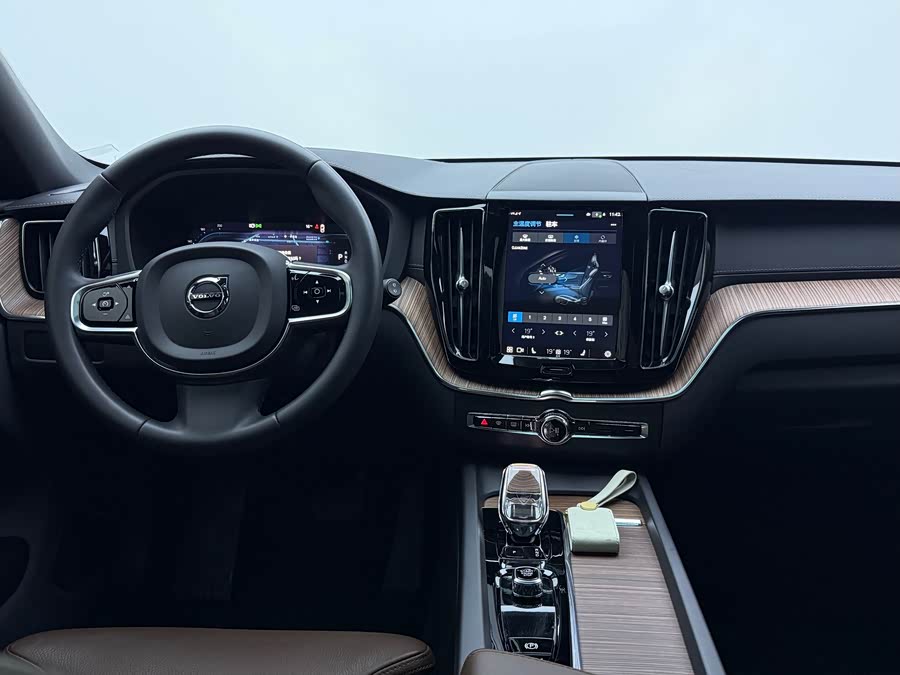 Volvo XC60 2023 — фото 13