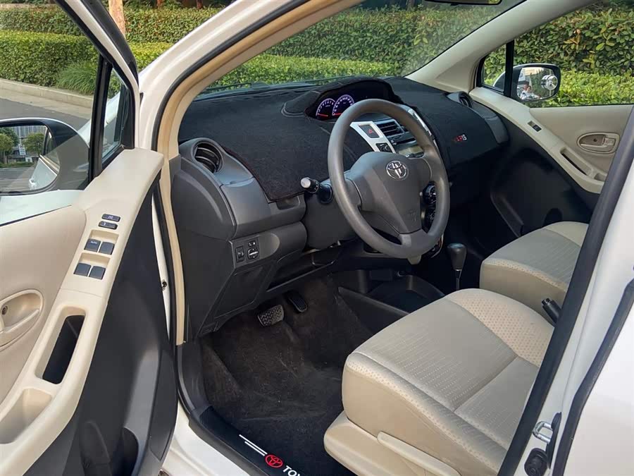 Toyota Yaris L 2011