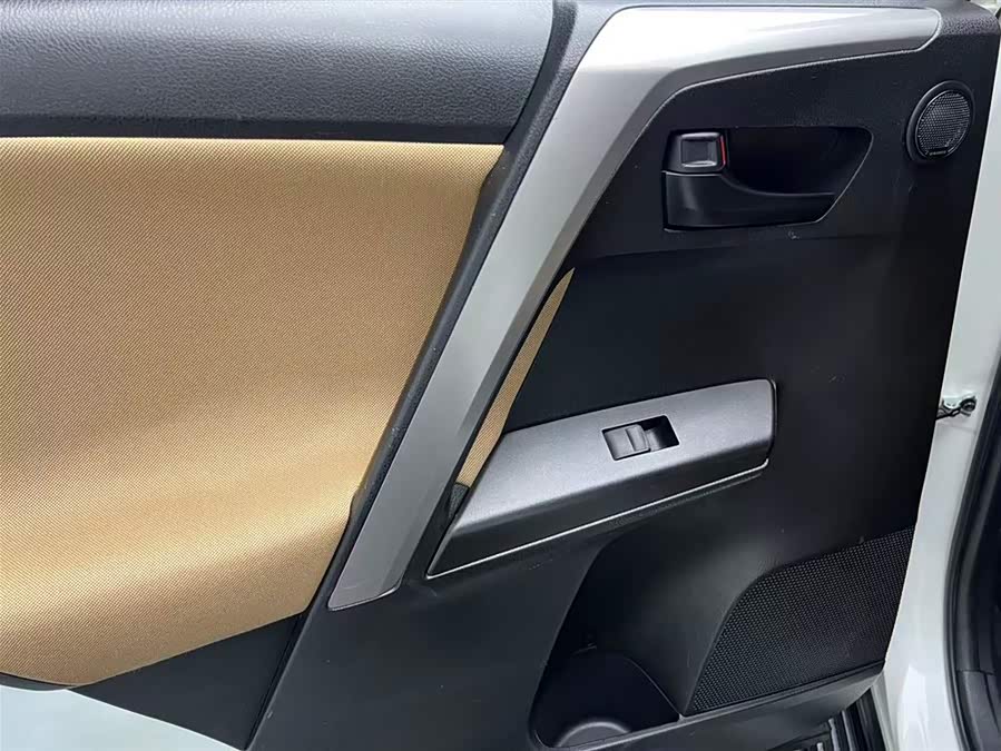 Toyota RAV4 2016 — фото 13