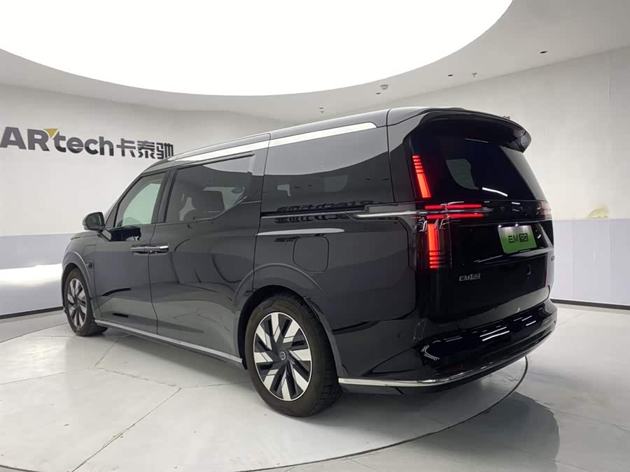 Volvo EM90 2025