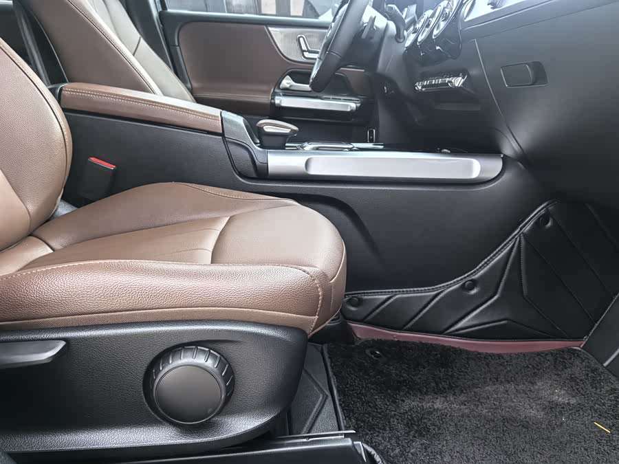 Mercedes-Benz GLB 2023 — фото 18