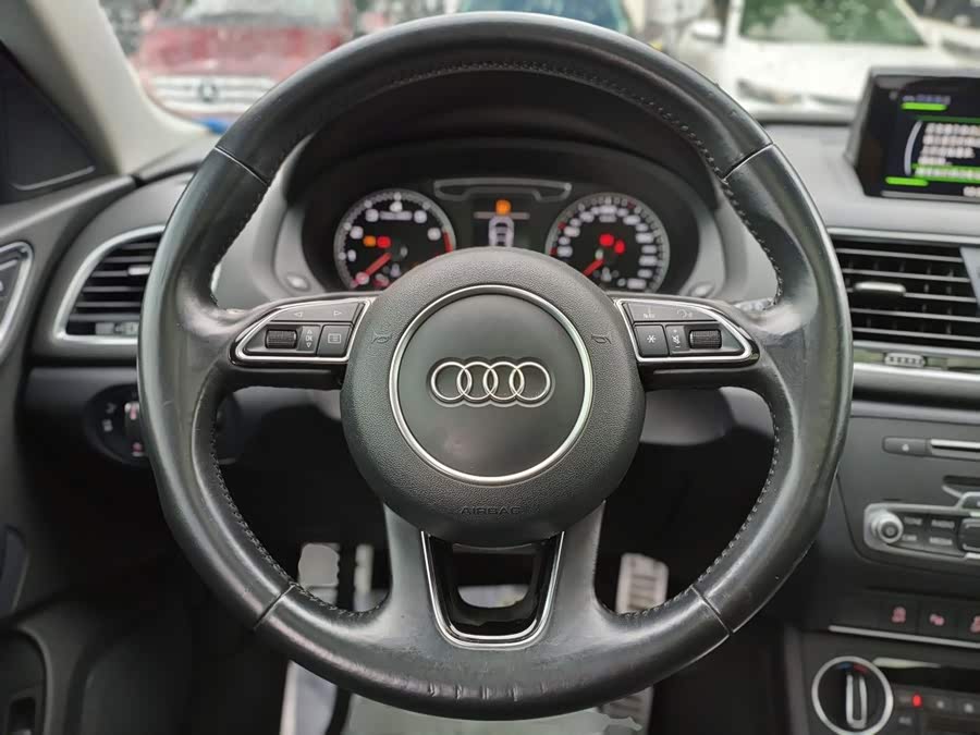 Audi Q3 2016 — фото 11